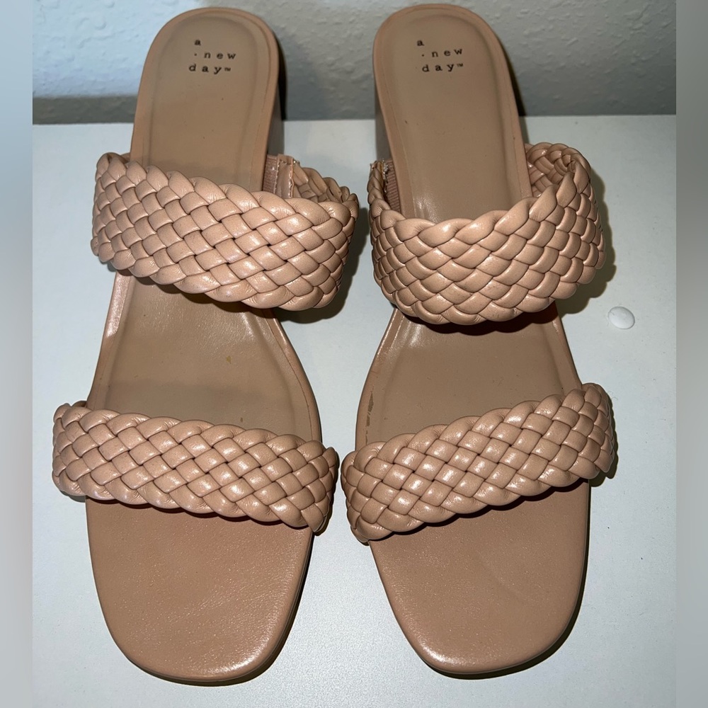 SIZE 12 TAN 2.5 INCH HEELS
A NEW DAY (TARGET)
WORN TWICE - GREAT CONDITION